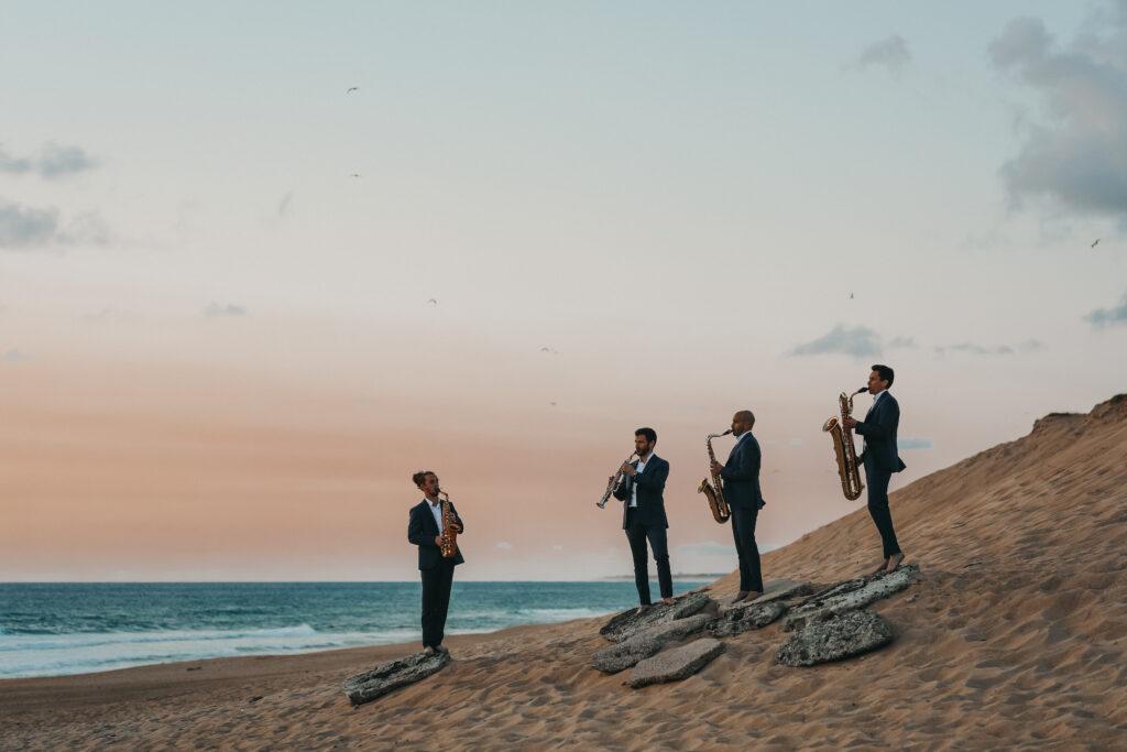 Le Quatuor Zahir : quatuor de saxophones jouant debout