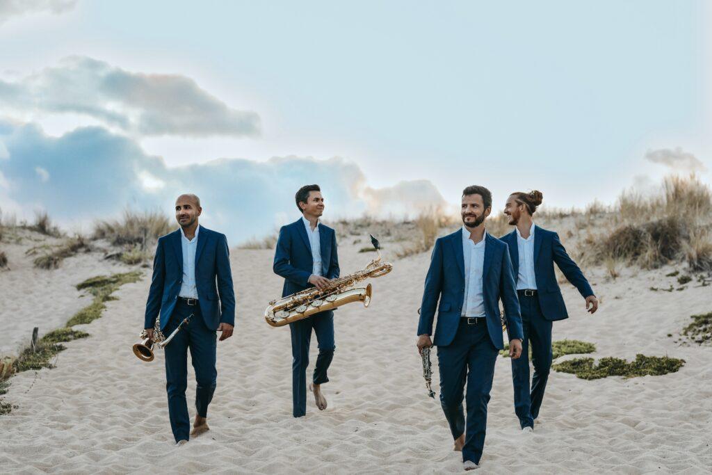 Le Quatuor Zahir : quatuor de saxophones marchant dans les Landes