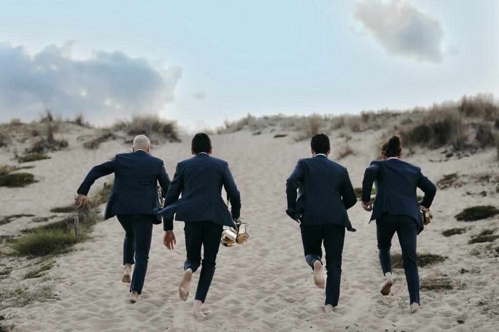 Le Quatuor Zahir : quatuor de saxophones marchant dans les Landes